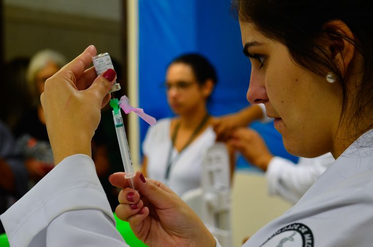 São Paulo - Profissionais de Saúde são vacinados contra a gripe H1N1 no Hospital das Clínicas (Rovena Rosa/Agência Brasil)