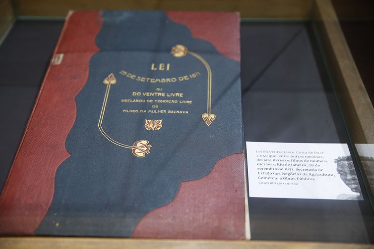 Exposição 130 anos da Abolição da Escravatura apresenta os documentos originais da Lei Áurea e da Lei do Ventre Livre dentre outros do período da escravidão.