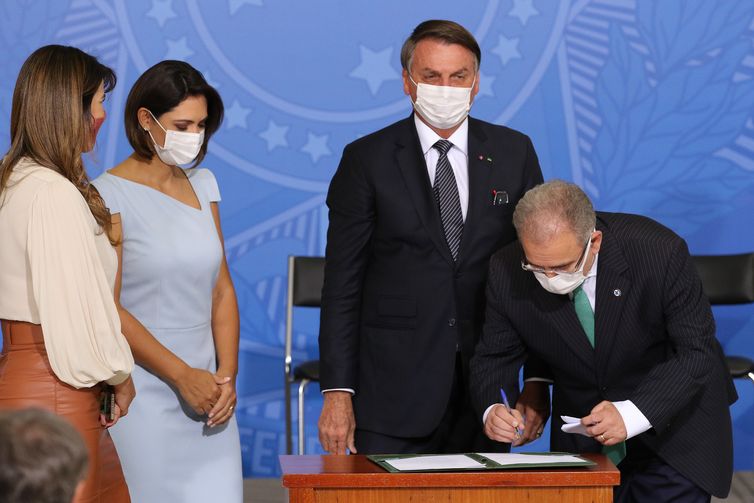Fabio Rodrigues Pozzebom/Agência Brasil A primeira dama, Michele Bolsonaro, o presidente da República, Jair Bolsonaro, e o ministro da Saúde, Marcelo Queiroga, participam da cerimônia de sanção do Projeto de Lei n° 5043/2020, que amplia o número de doenças detectáveis no Teste do Pezinho.